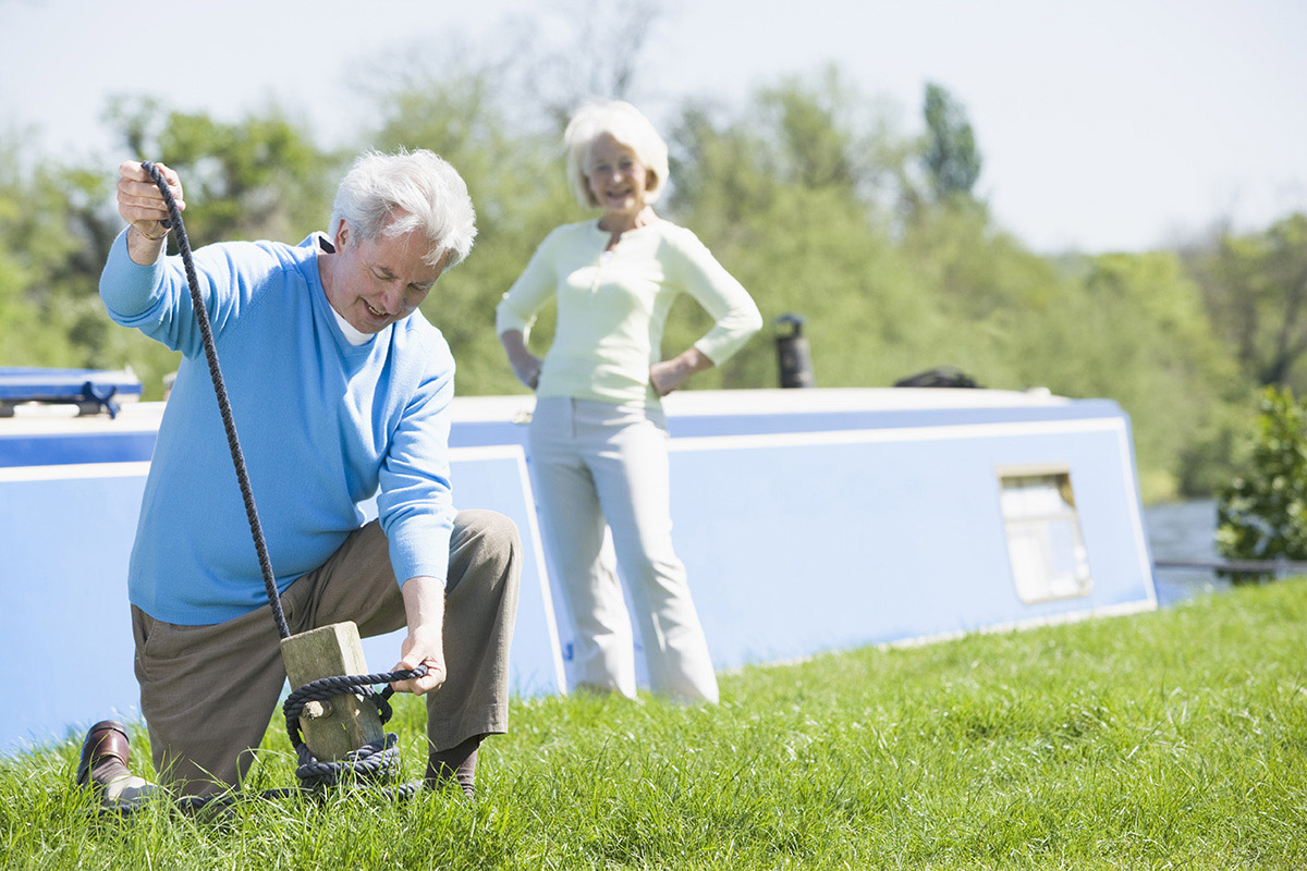 narrowboat mooring couple